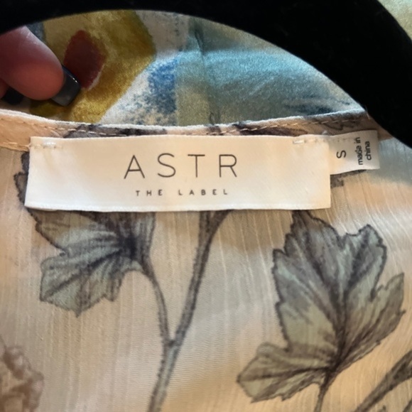 ASTR THE LABEL S Willow Floral Print Crossover Bodysuit - Picture 4 of 16